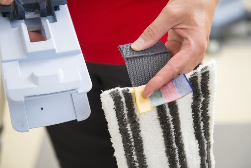 web-US_Pro_How_To_Put_Mop_On_Frame 01